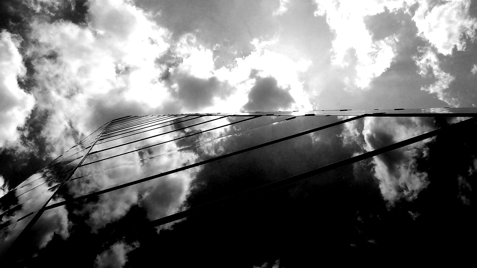 Стеклянный небоскреб уходящий в небо обои