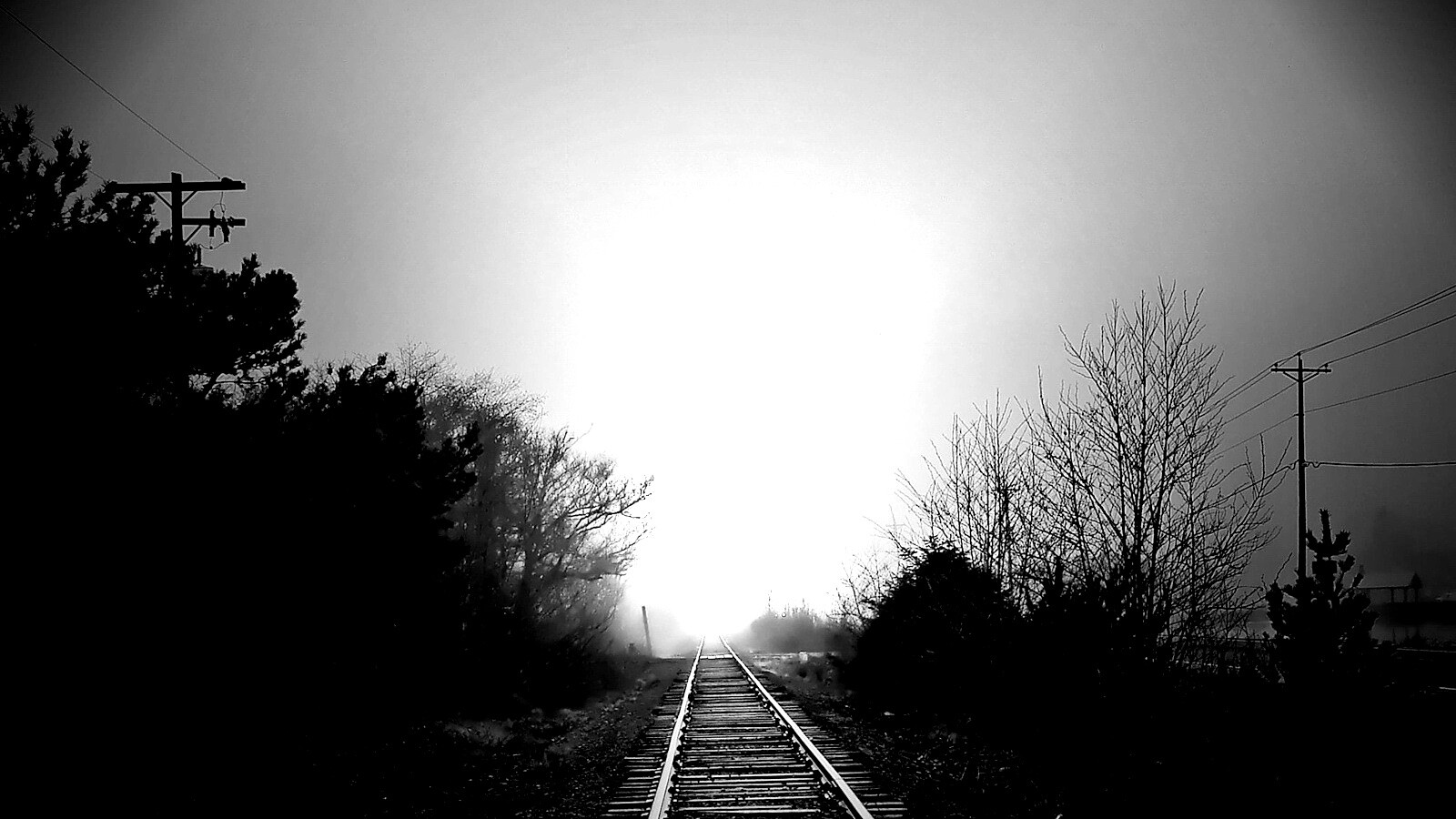 Железная дорога уходит в туман обои