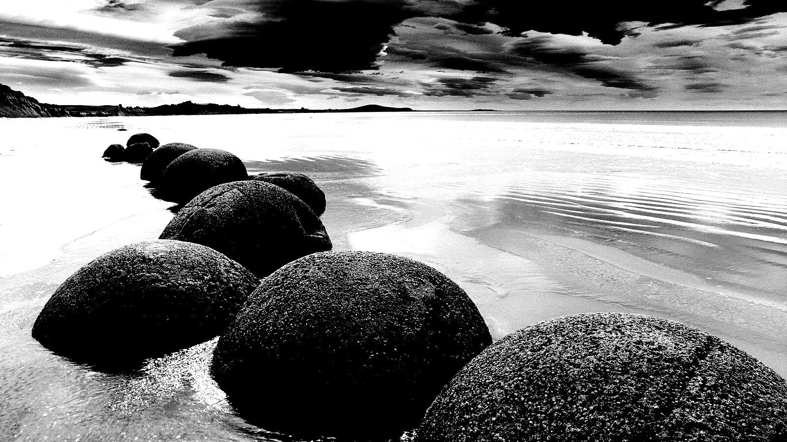 Круглые камни на берегу обои