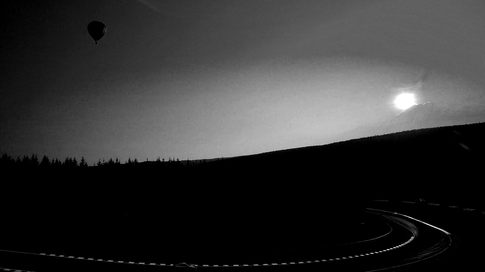 Воздушный шар над треком обои