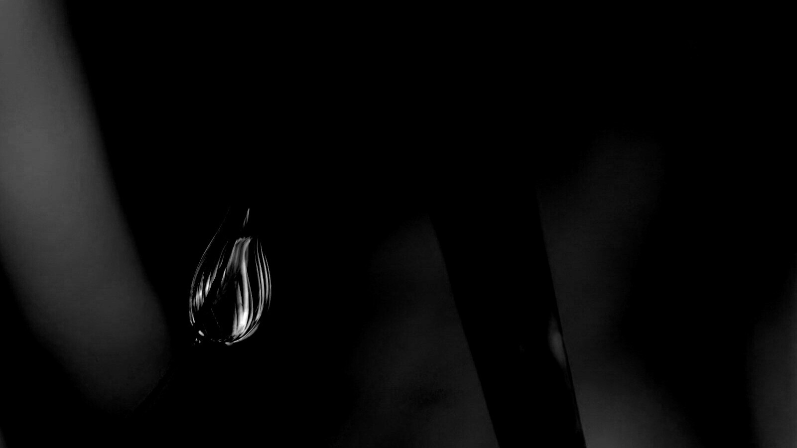 Стекающая капля обои