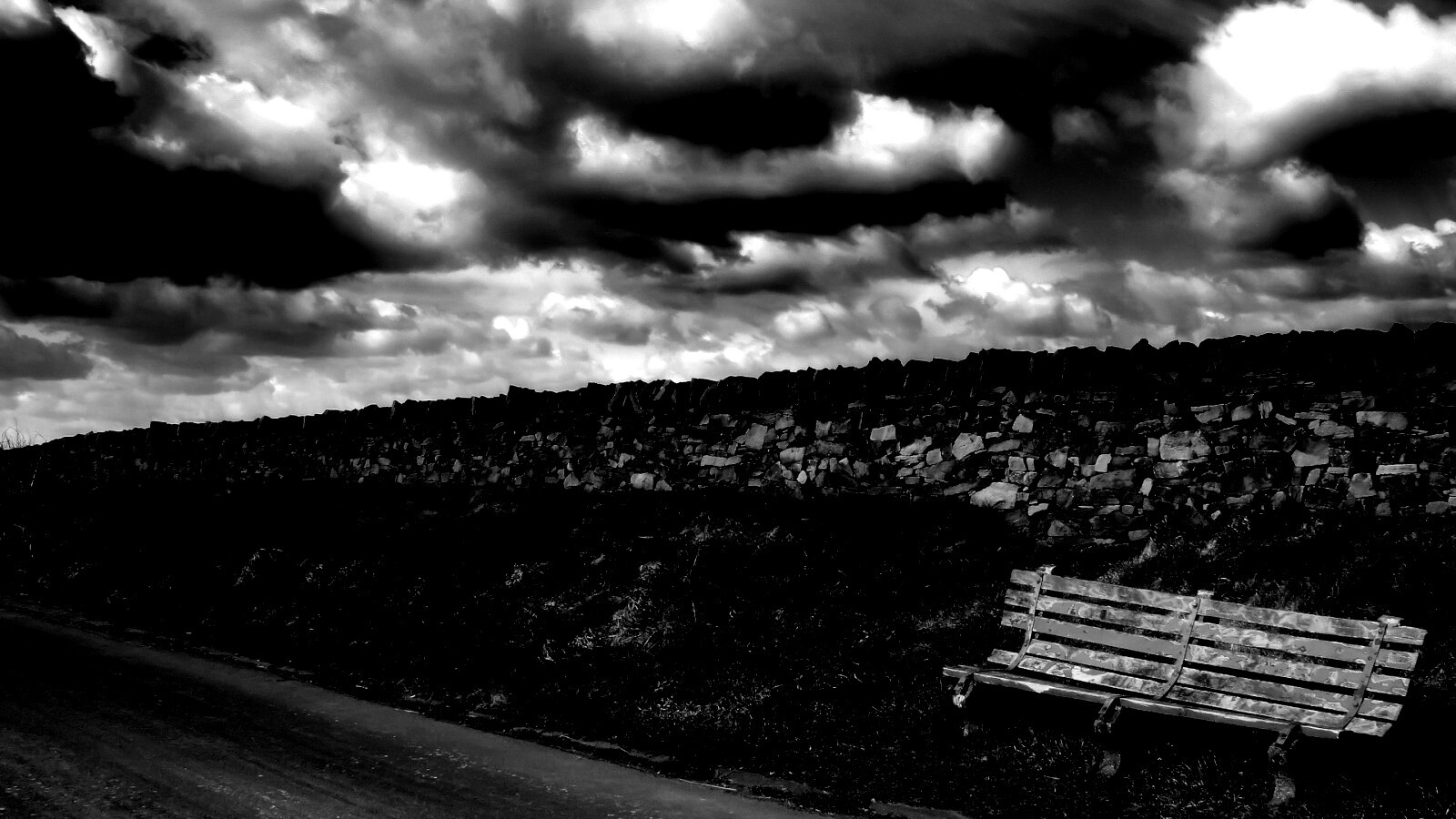 Скамейка у дороги обои