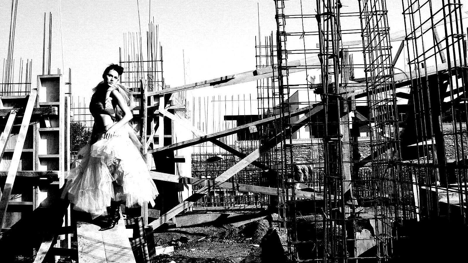 Девушка на стройке обои