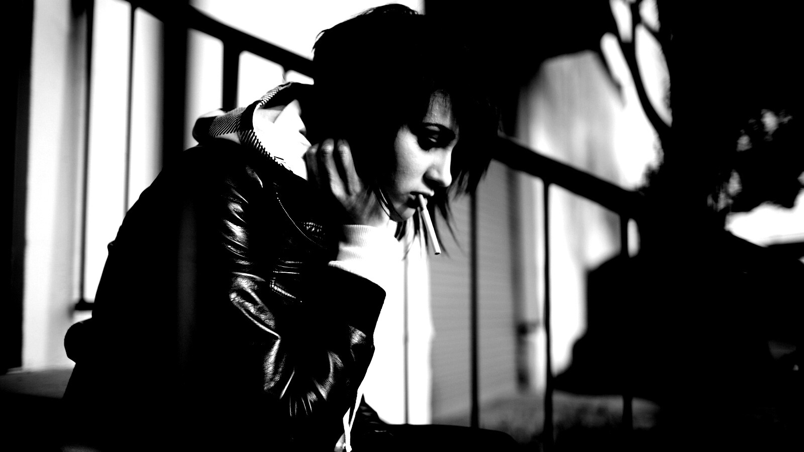 Девушка с сигаретой обои