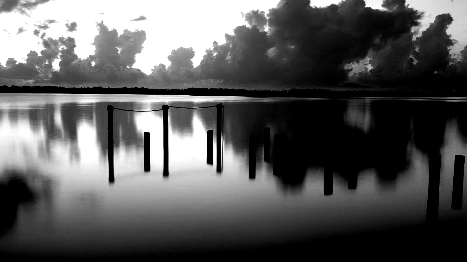 Столбики из воды обои