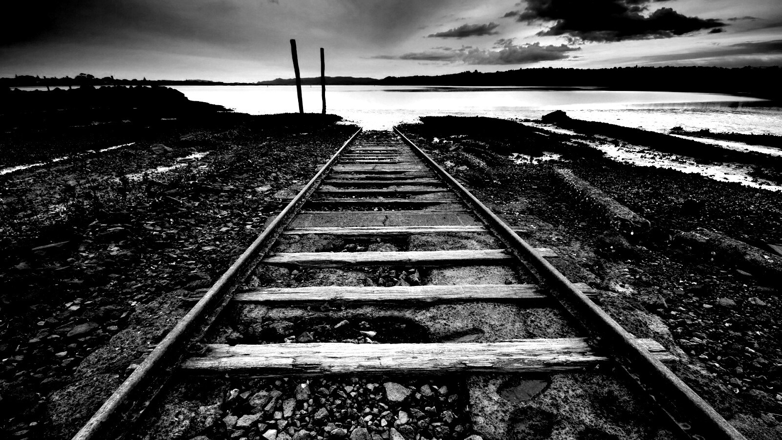 Рельсы обрывающиеся в воду обои
