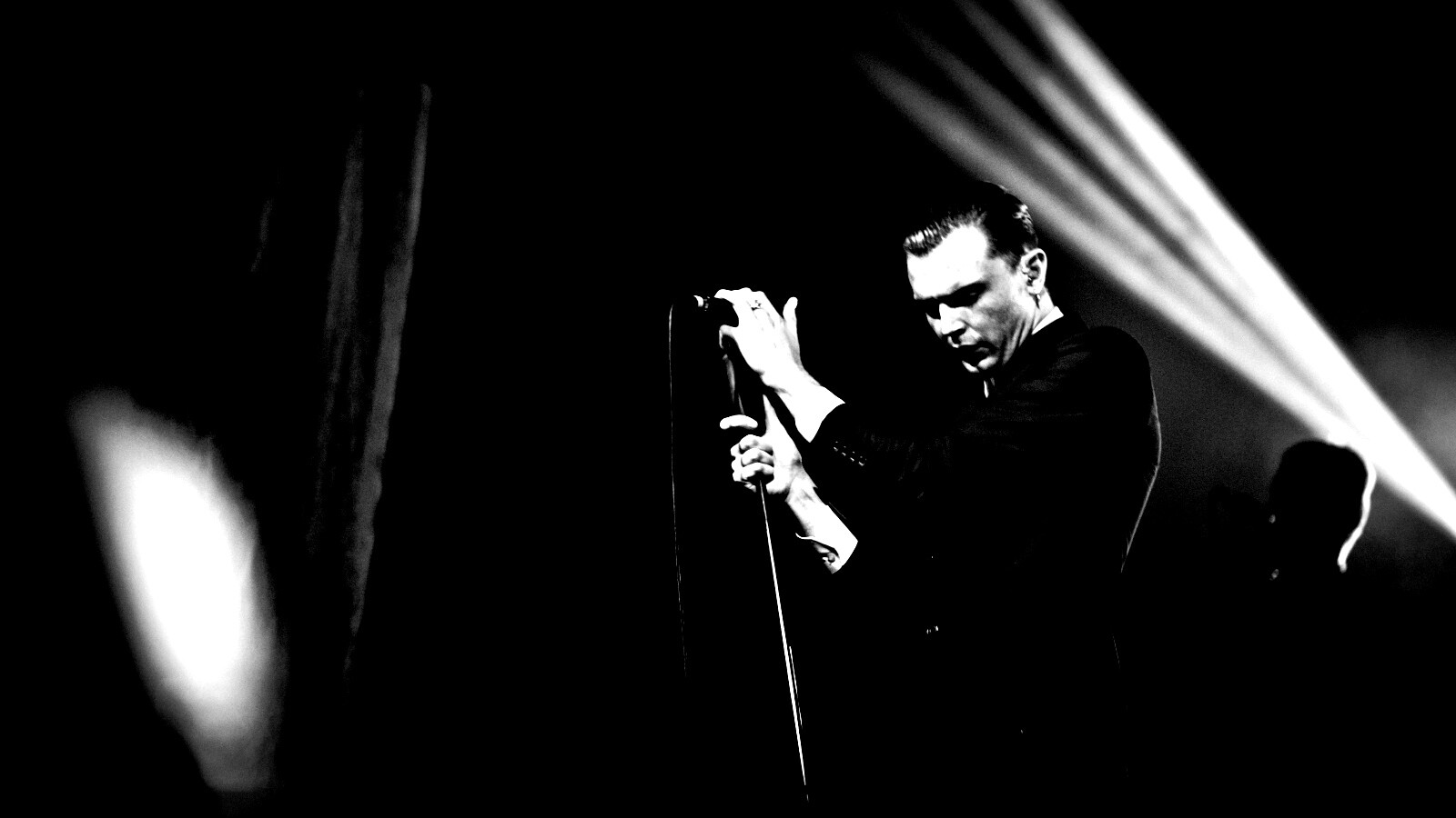 Тео Хатчкрафт на сцене обои