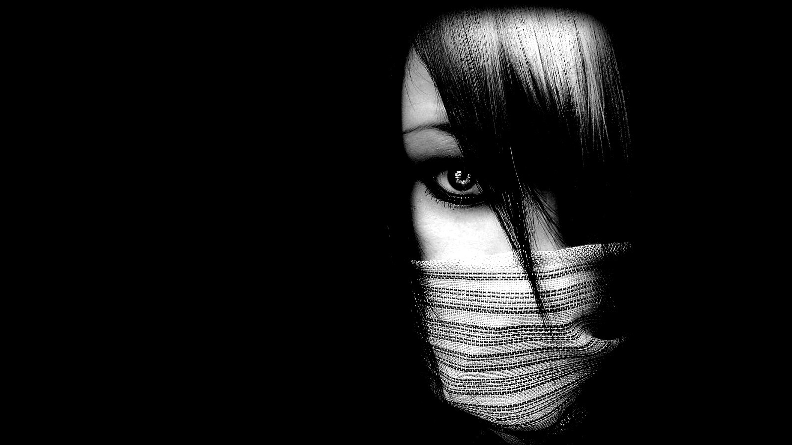 Девушка с закрытым ртом обои