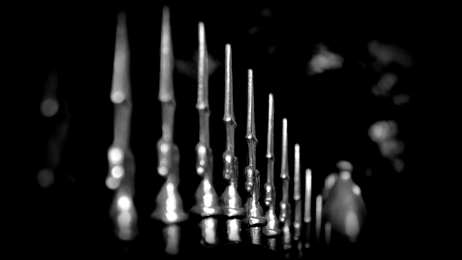 Оранжевые наконечники на ограде обои