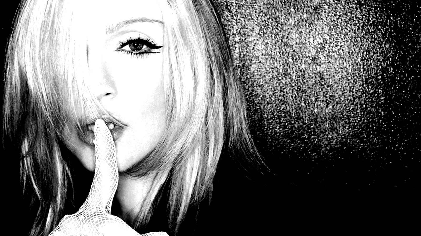 Мадонна прикладывает палец к губам обои