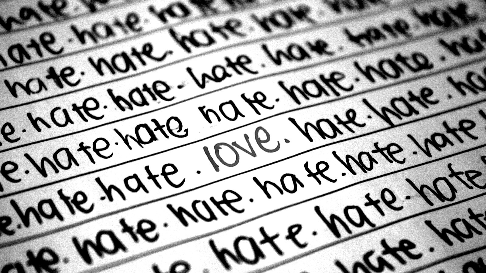 Любовь среди ненависти обои