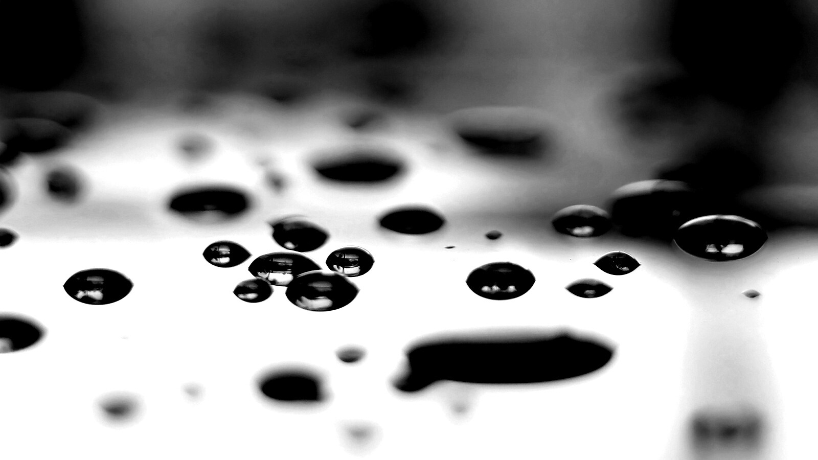 Темные капли на зеркальнйо поверхности обои