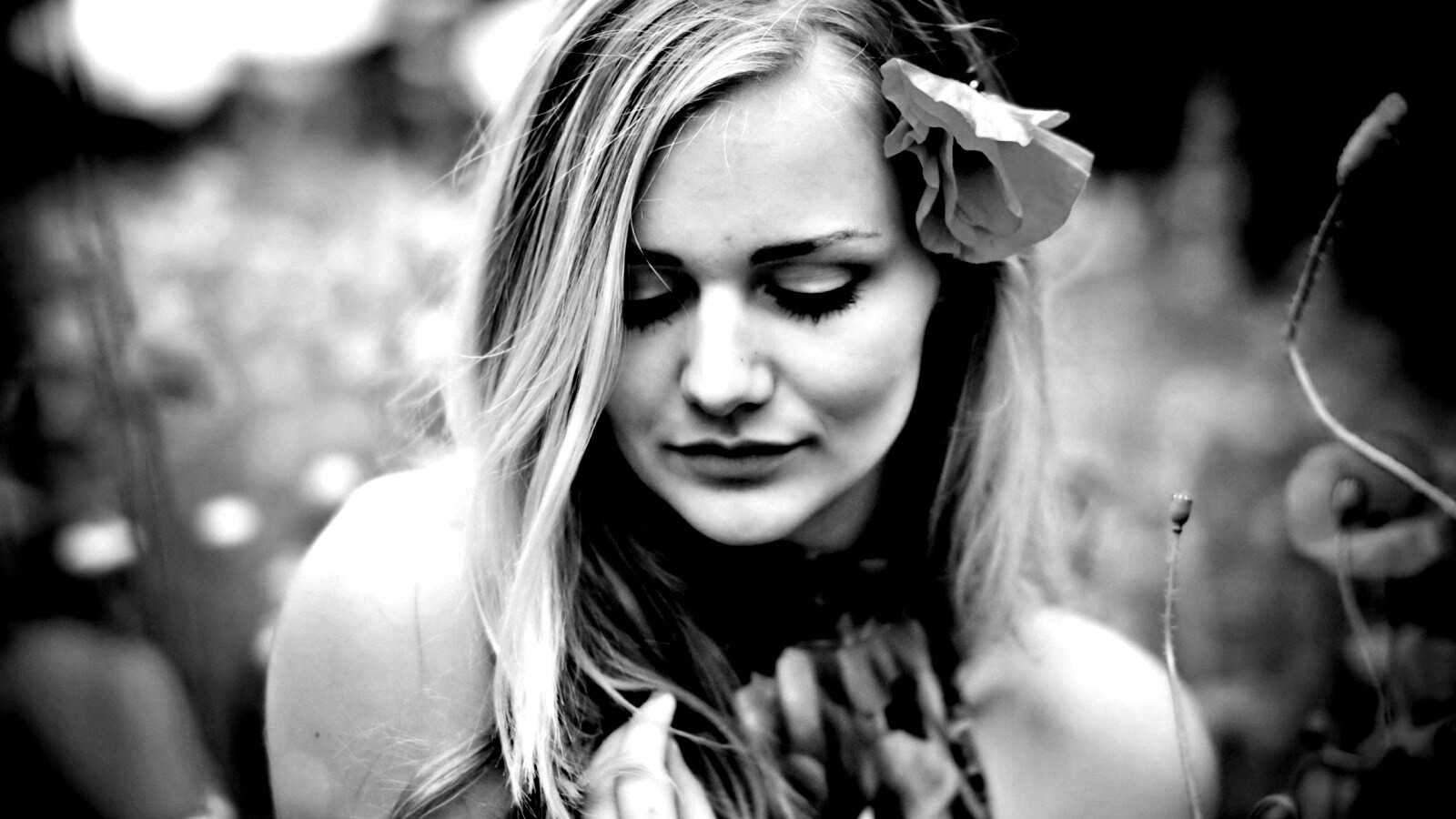 Блондинка в маках обои