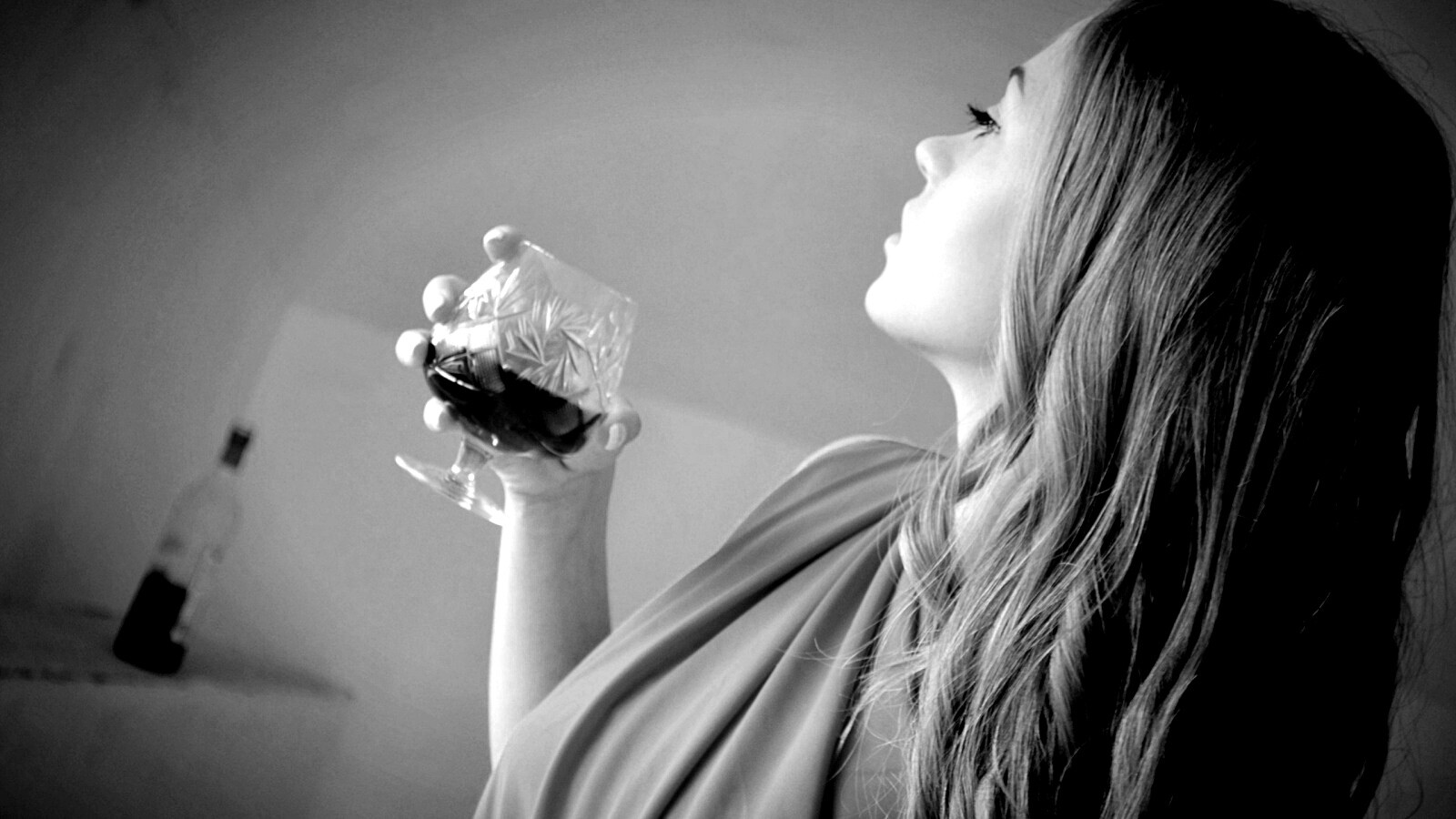 Девушка с бокалом обои