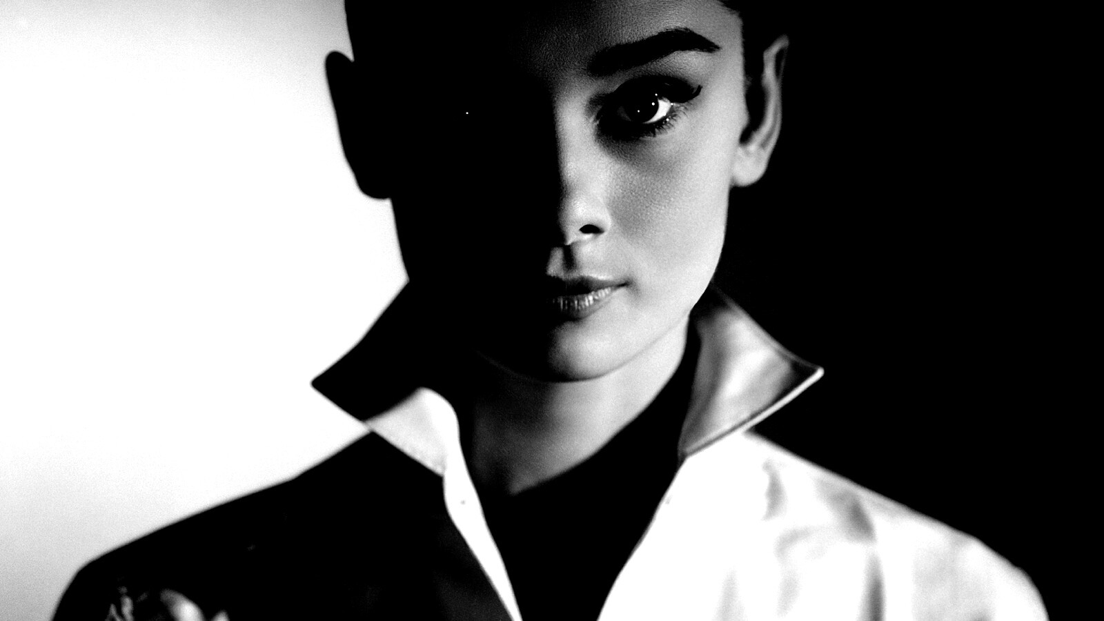 Одри Хепберн в grayscale обои