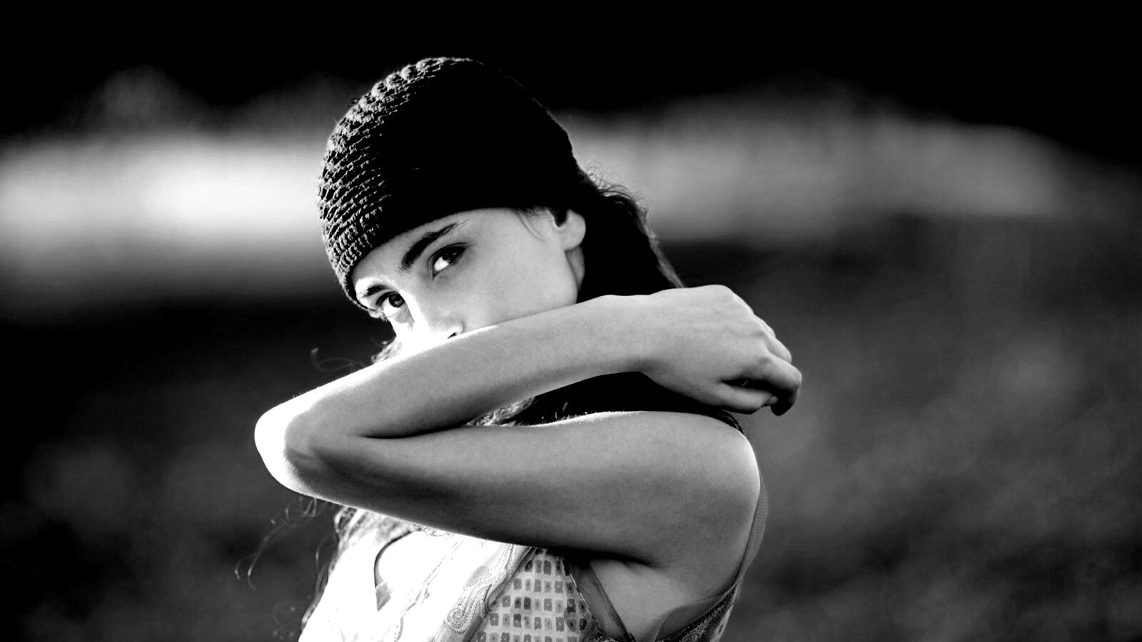 Спрятавшись за сгибом руки обои