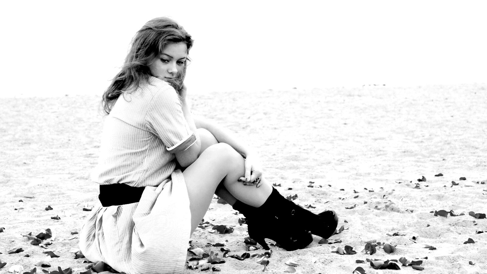 Девушка среди лепестков на пляже обои