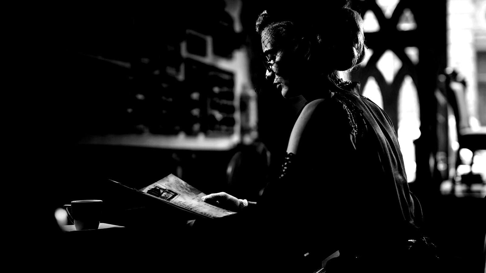 Витажная девушка в кафе обои