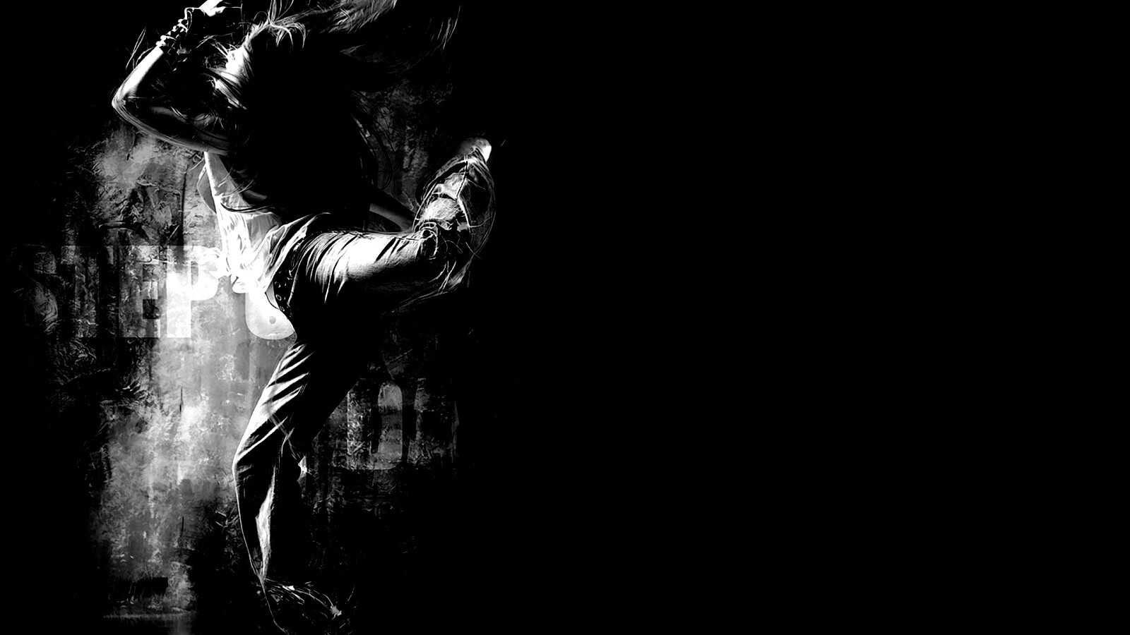 Девушка в диком танце обои