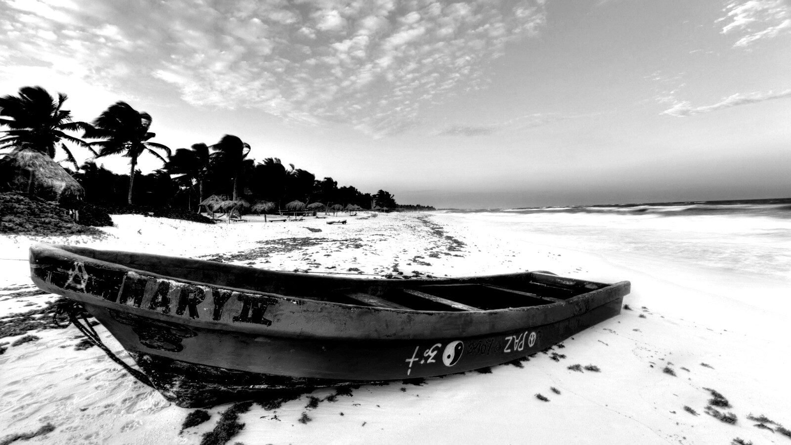 Лодка на берегу моря MARY IV обои