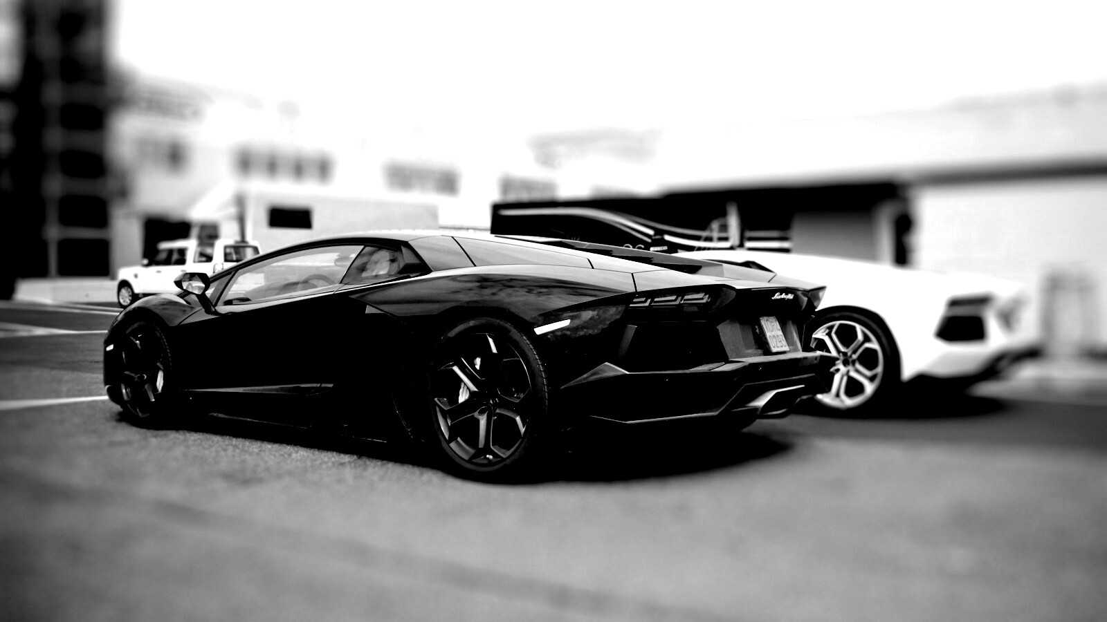 Ламборджини ревентон на парковке обои
