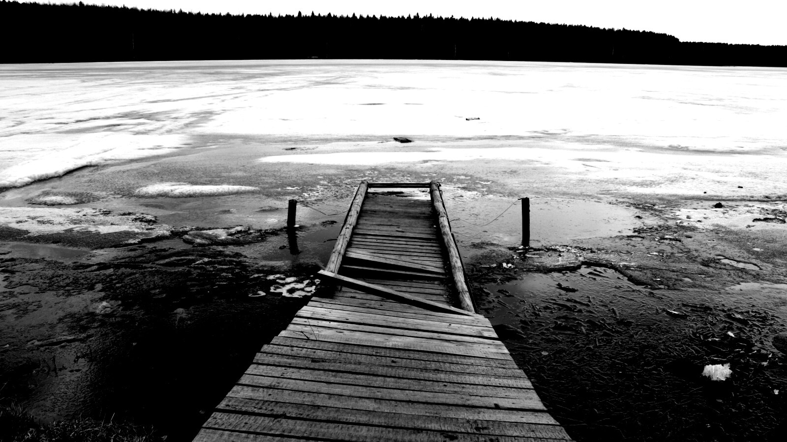 Пирс на замерзшем озере обои