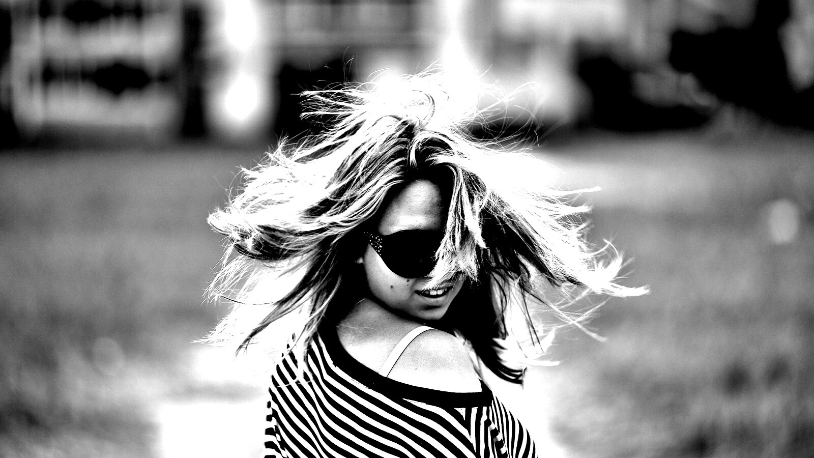 Девушка в тельняшке обои