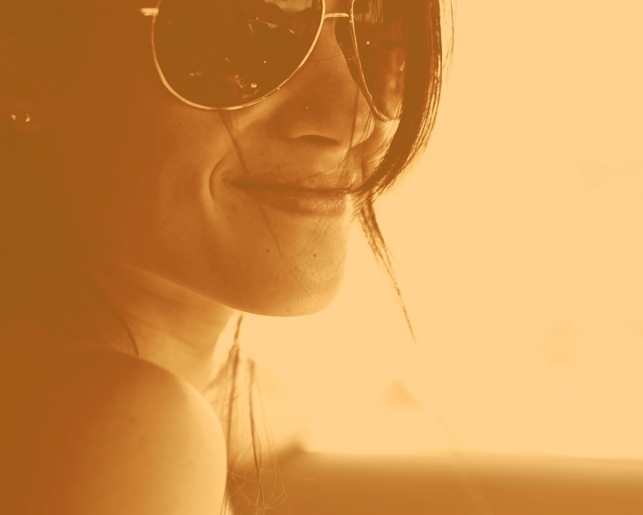 Девушка в очках обои