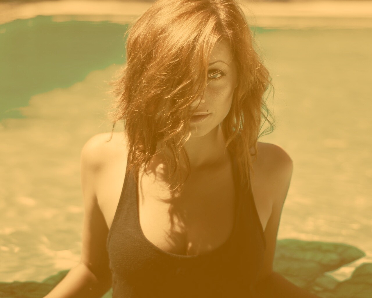 Девушка рядом с бассейном обои