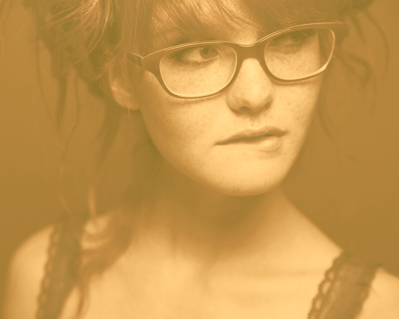 Рыженькая кусает губу обои