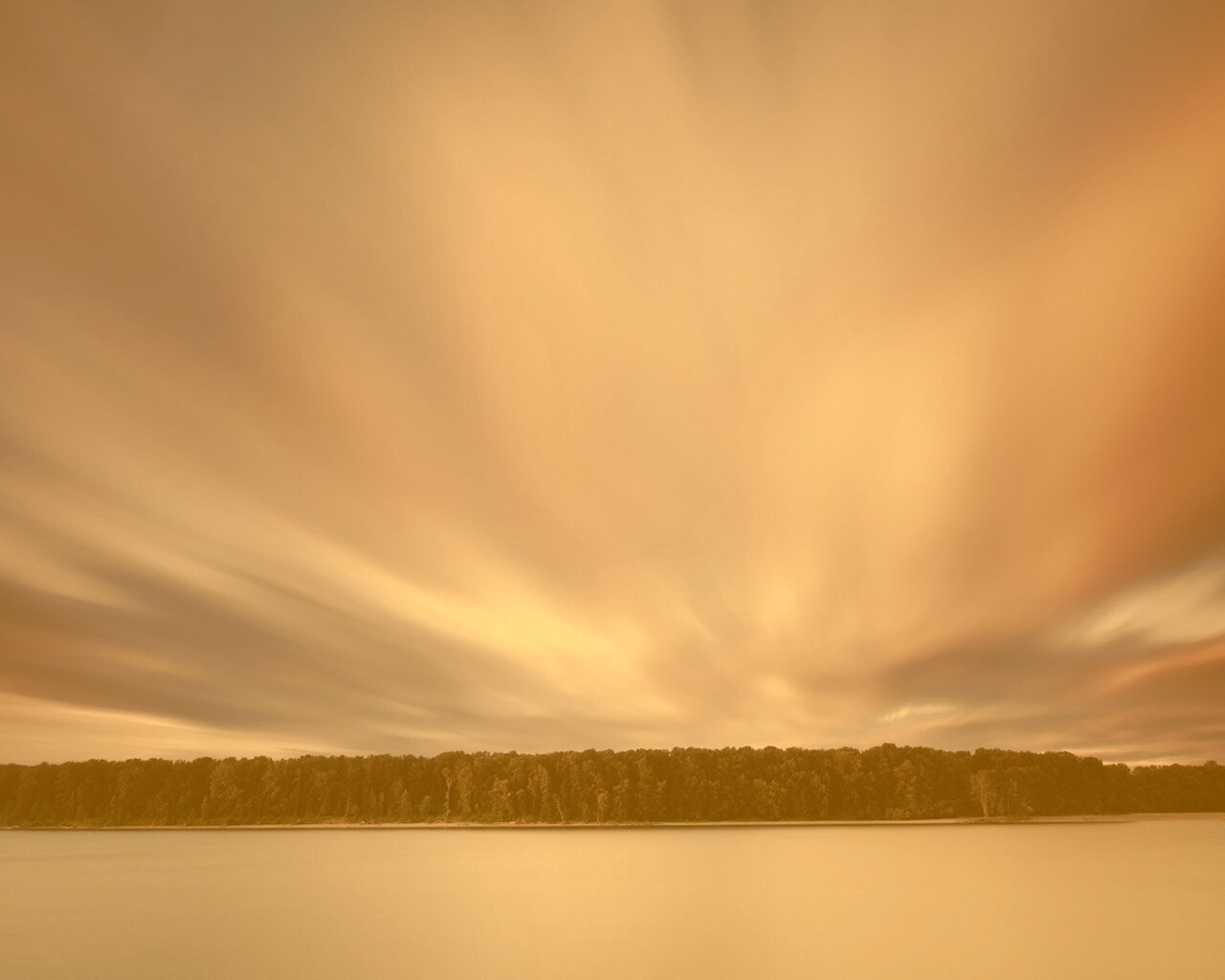 Вечернее небо над озером обои