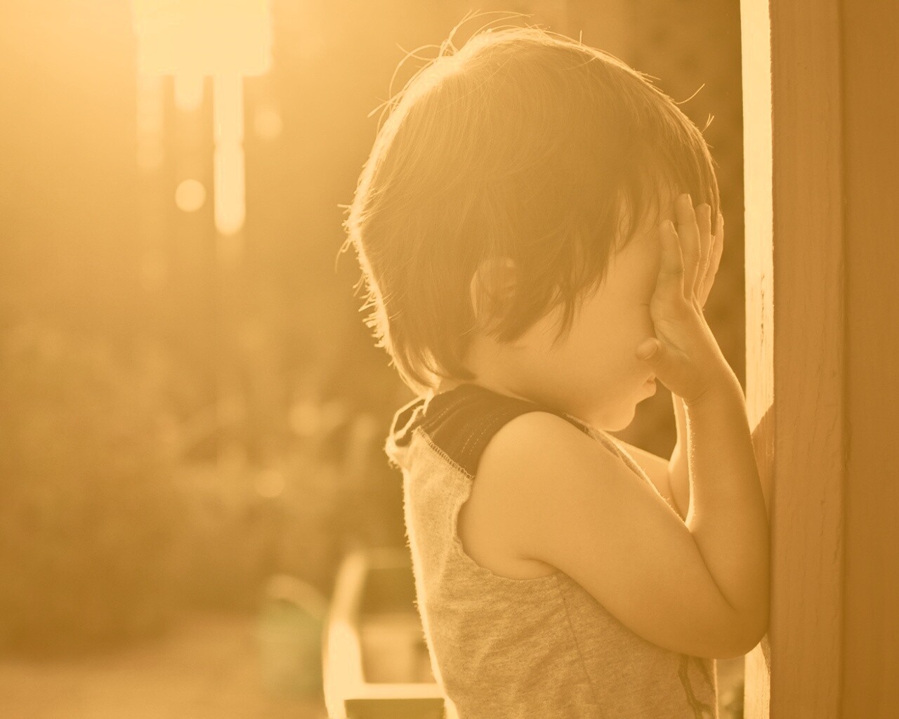 Малыш играет в прятки обои