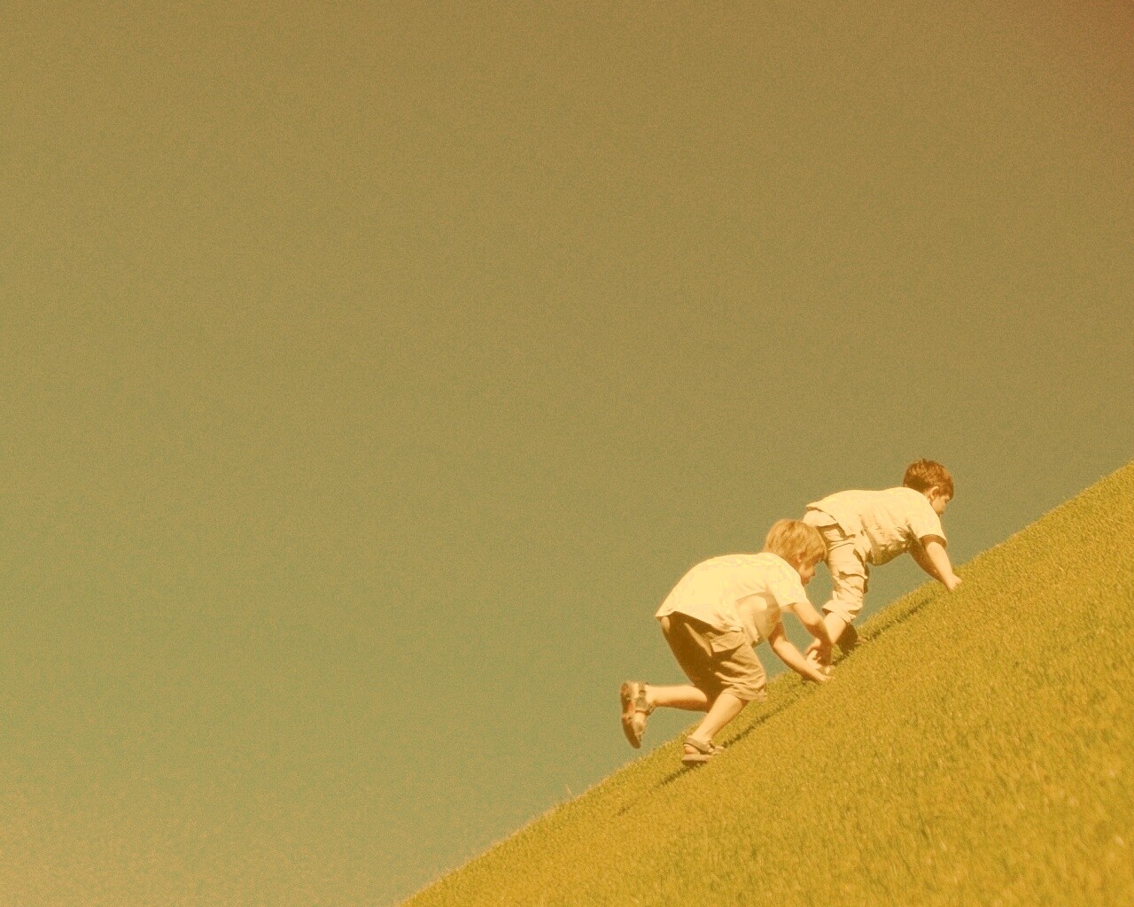 Дети взбираются в гору обои