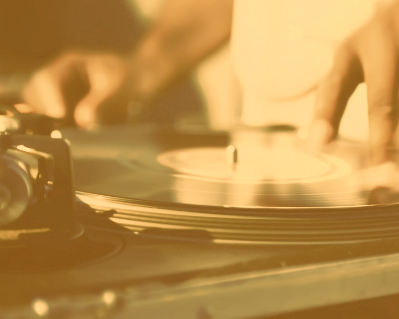 Винил на диджейском пульте обои