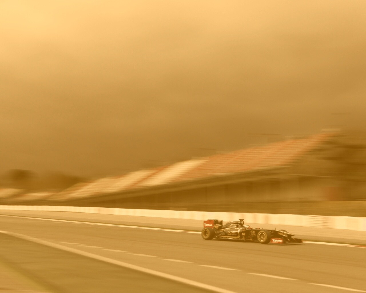 Болид на треке обои