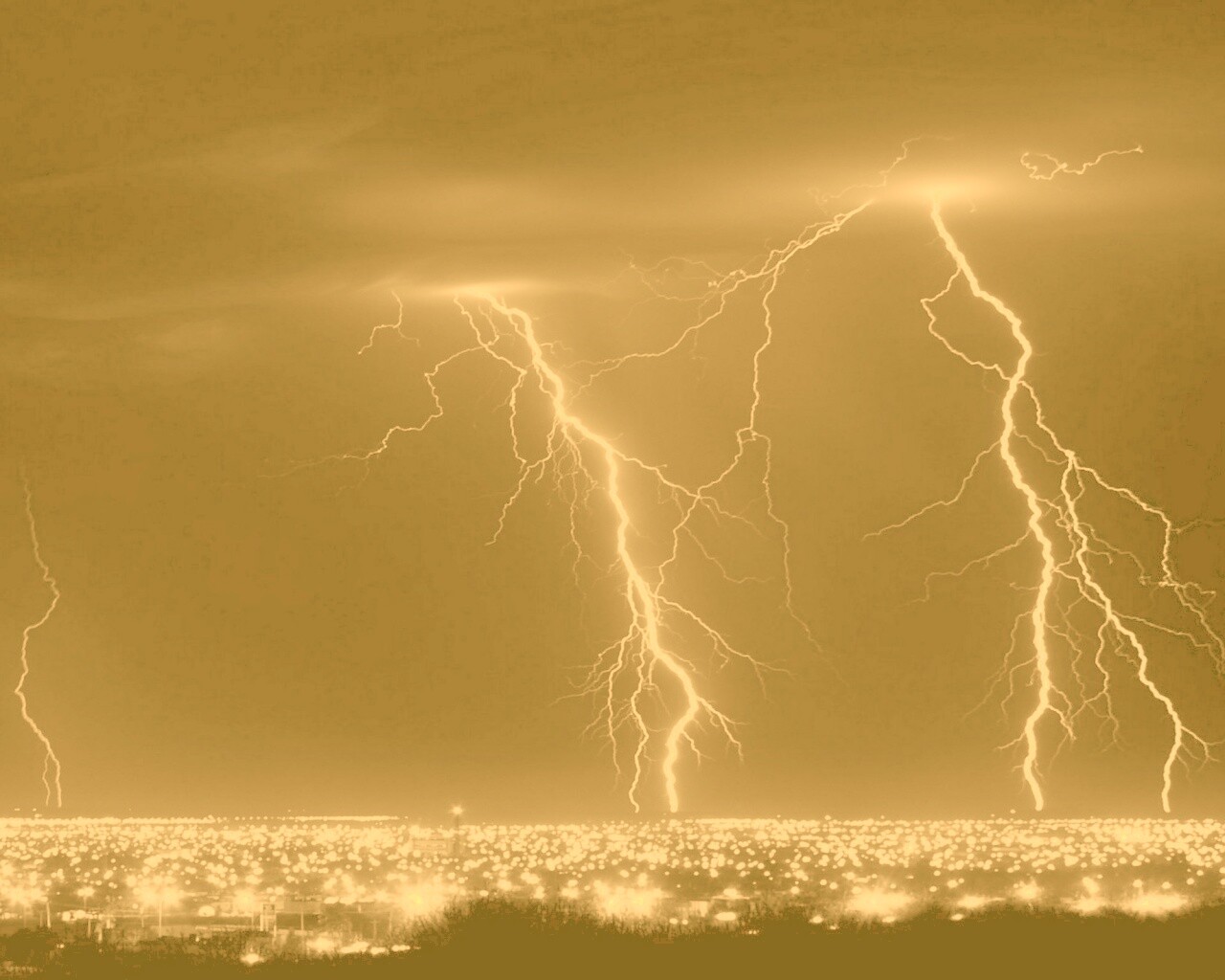 Гроза над городом обои