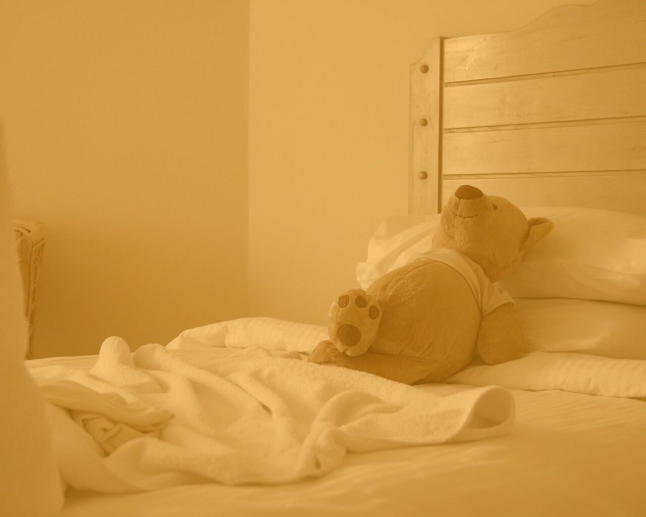 Медвежонок в постели обои