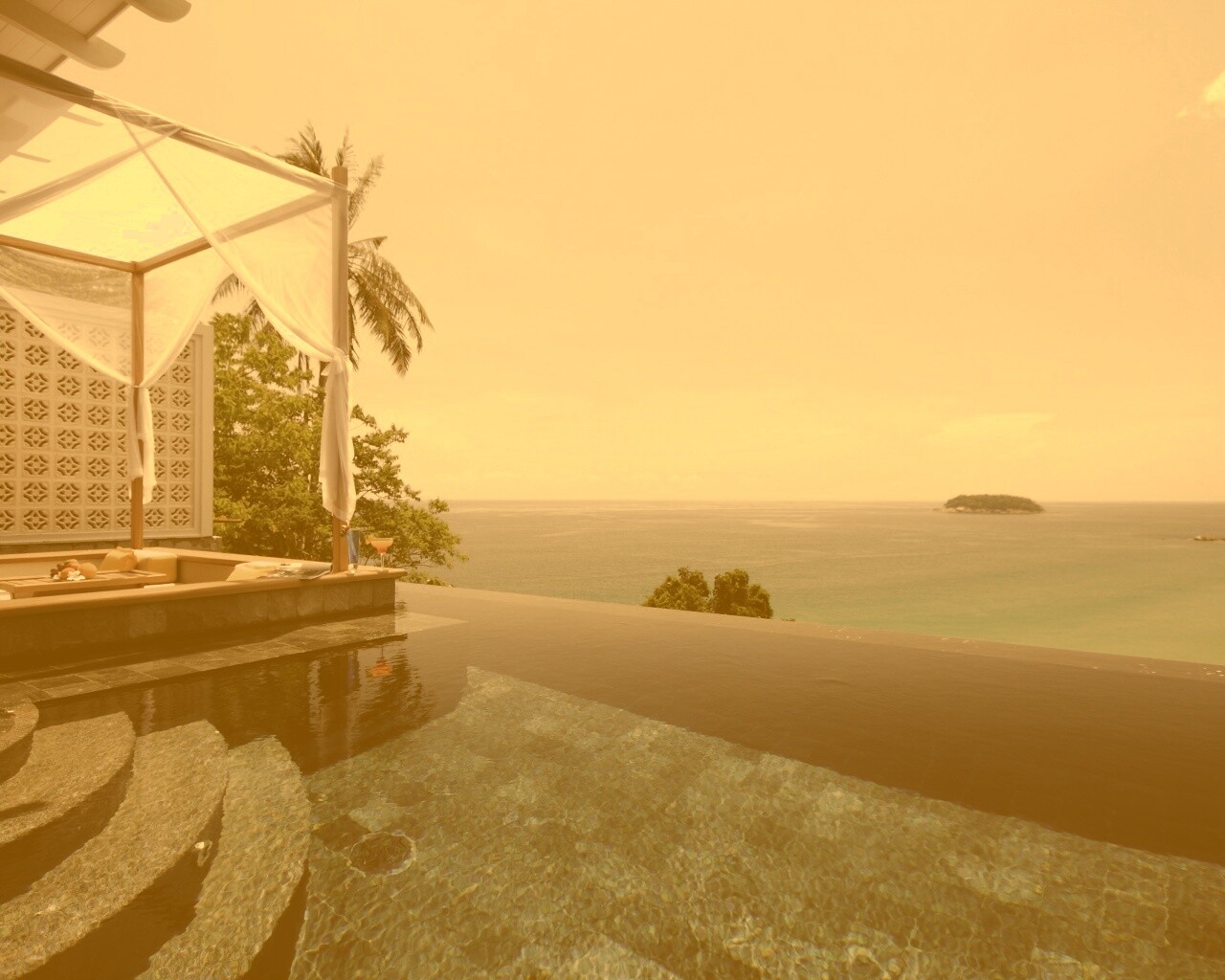 Бассейн на берегу моря обои