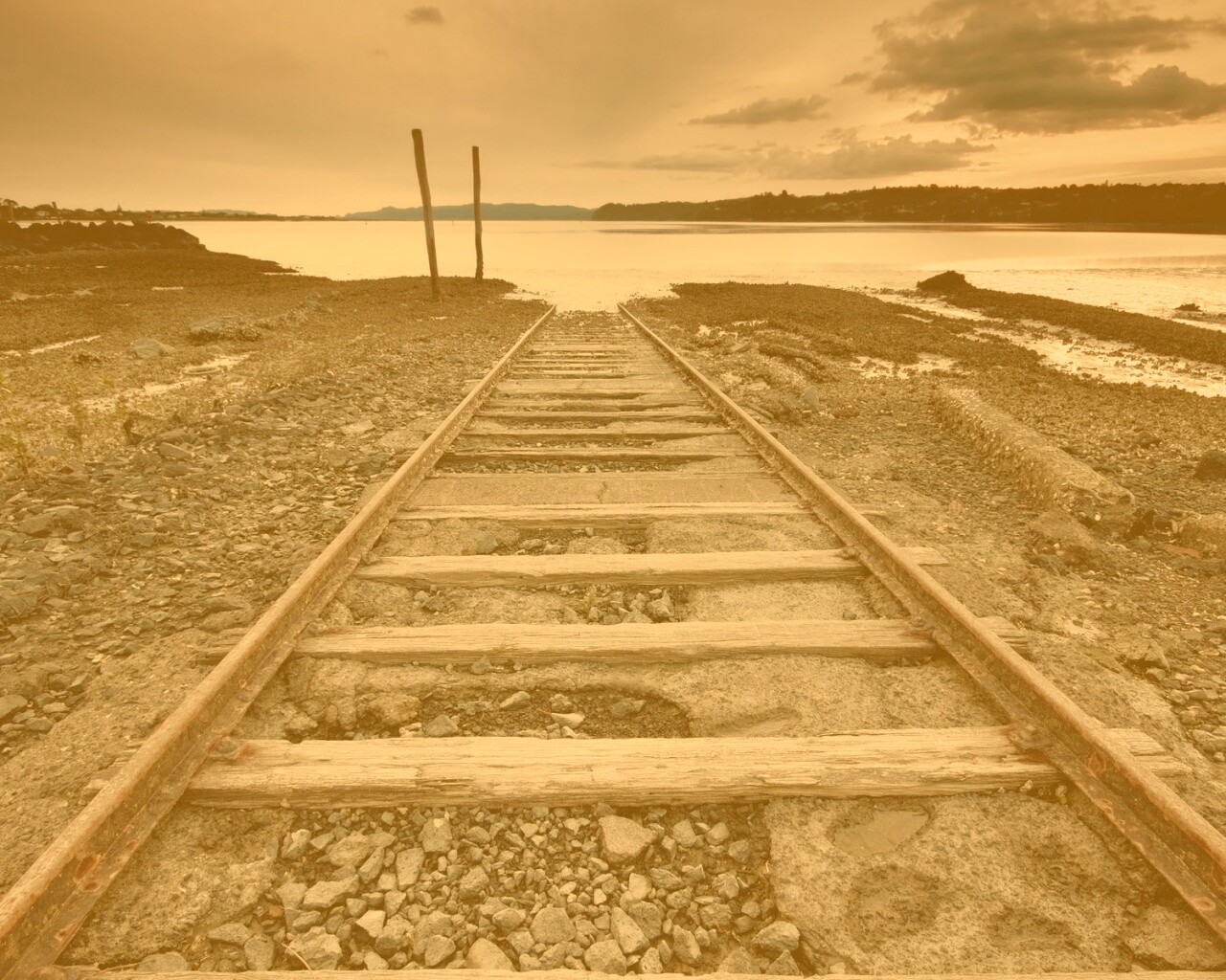 Рельсы обрывающиеся в воду обои