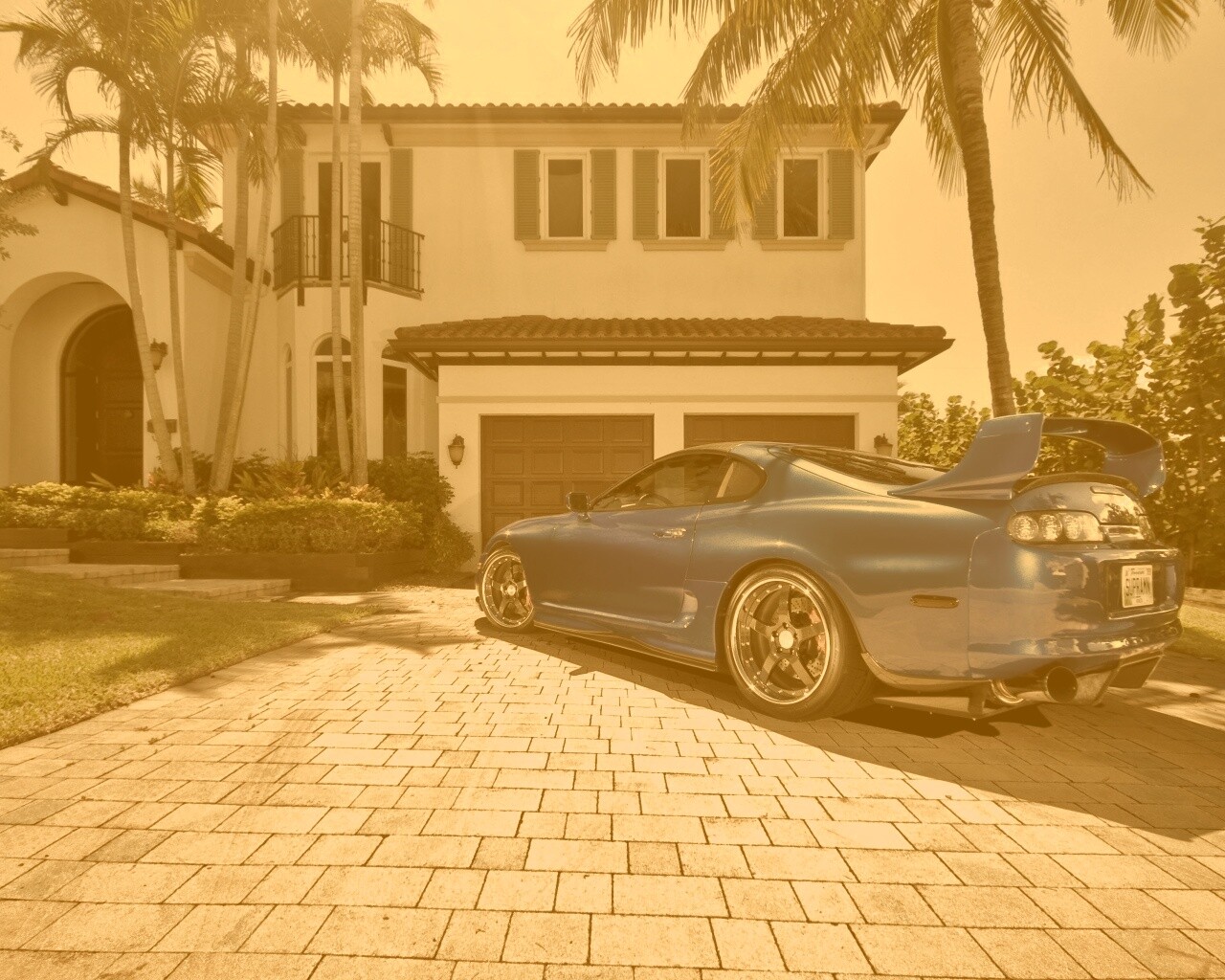 Синее авто у коттеджа обои