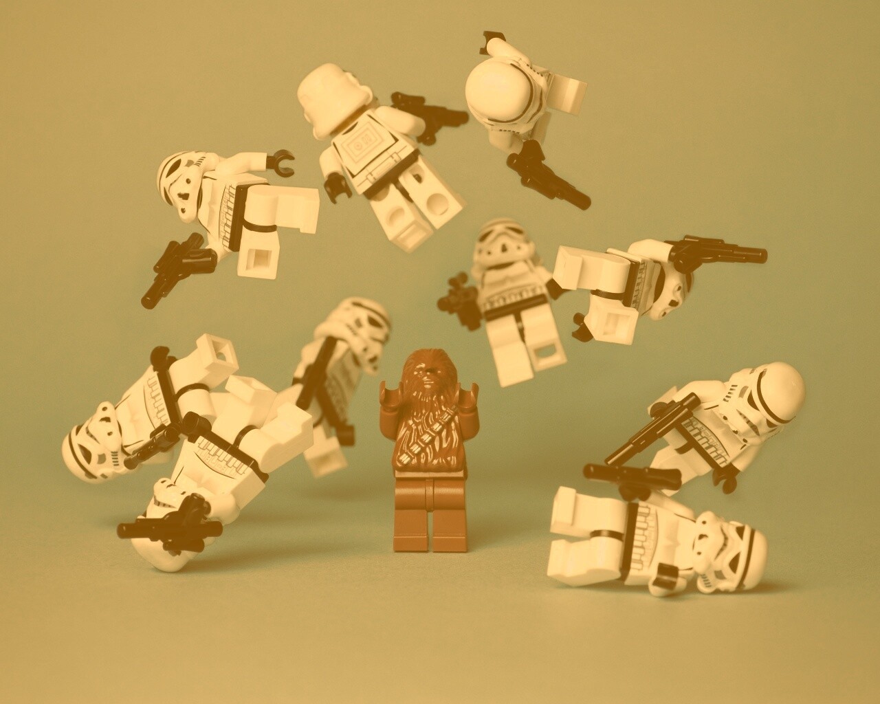 Чубака раскидывает имперских штурмовиков обои