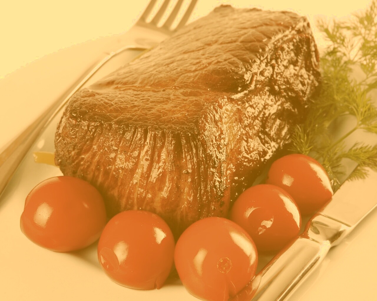 Стейк с помидорами обои