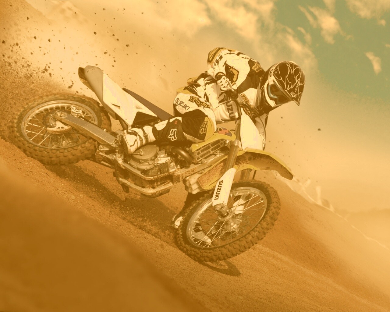 Мотоциклист на кроссовом байке обои
