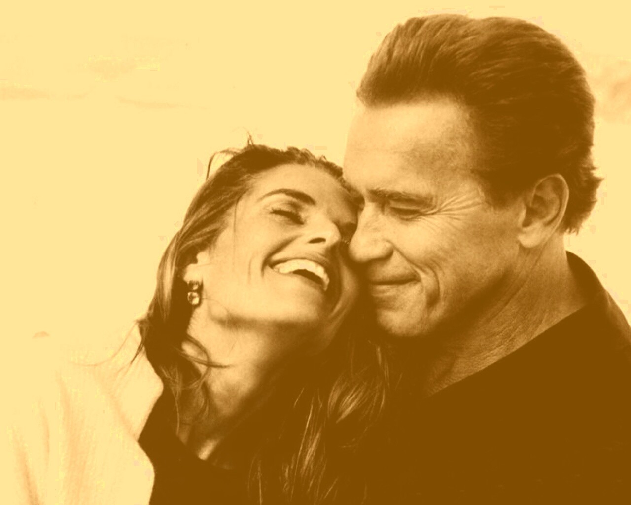 Арнольд Шварцнегер с девушкой обои