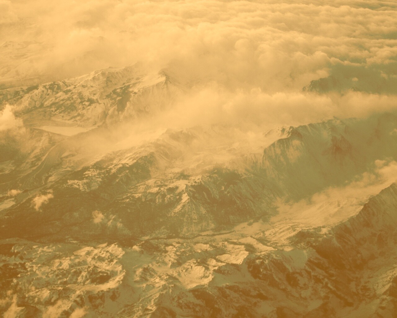 Облака в горах обои