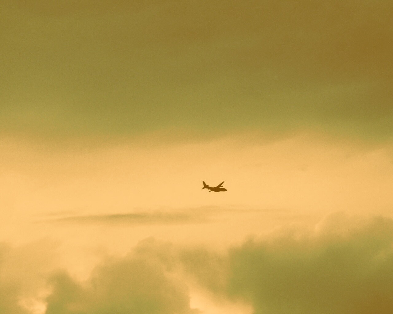 Самолет в небе обои