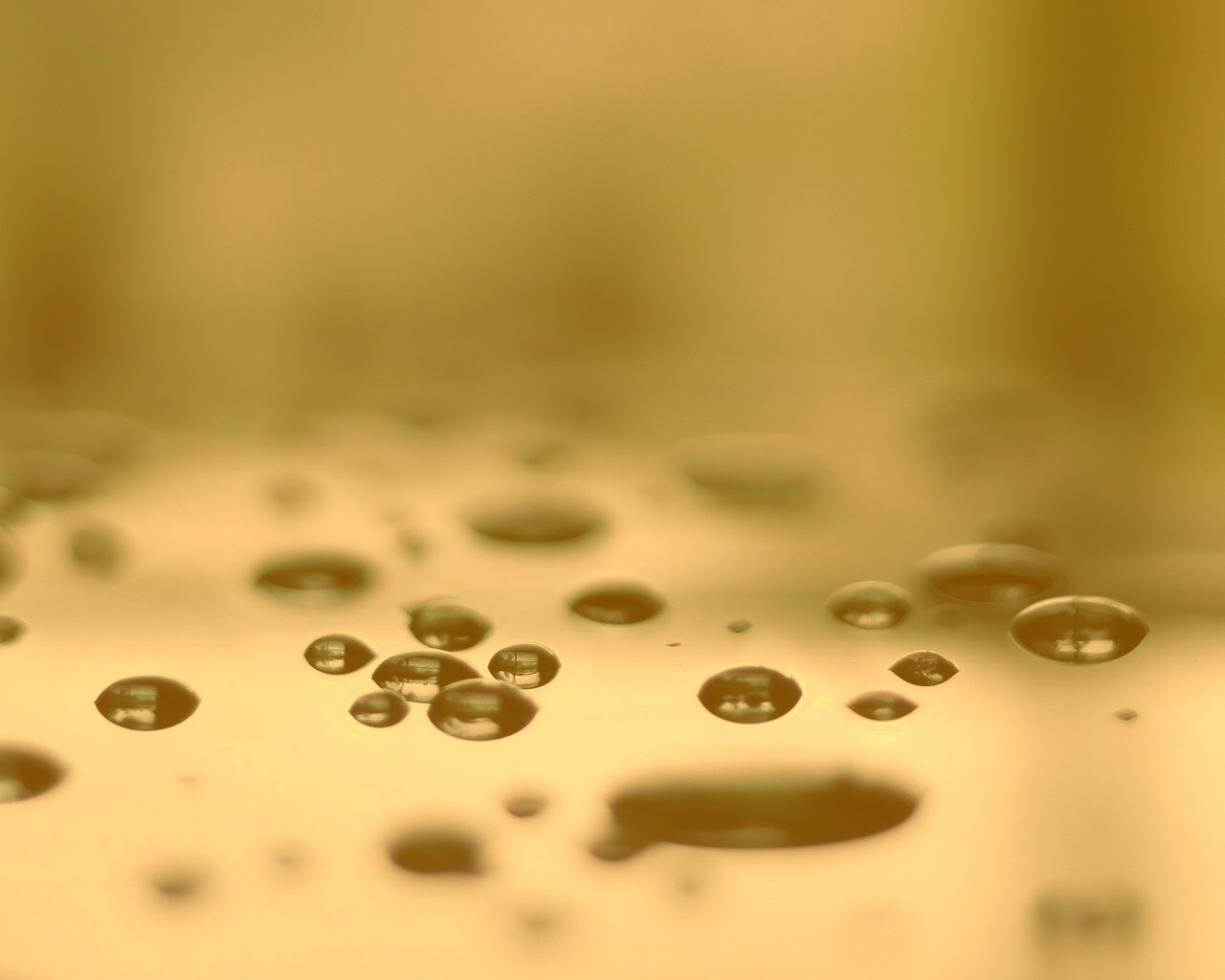 Темные капли на зеркальнйо поверхности обои