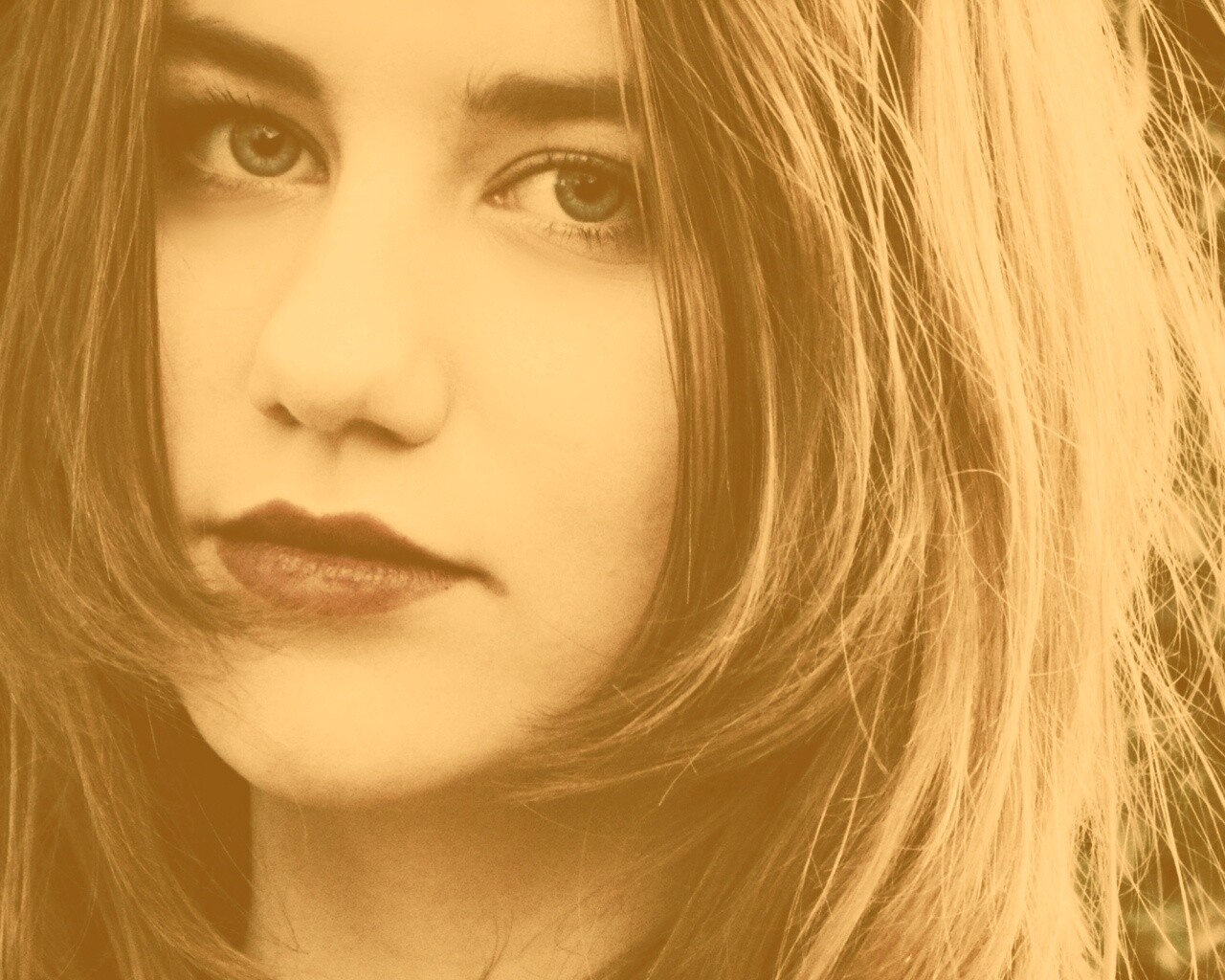 Взгляд голубоглазой девушки обои