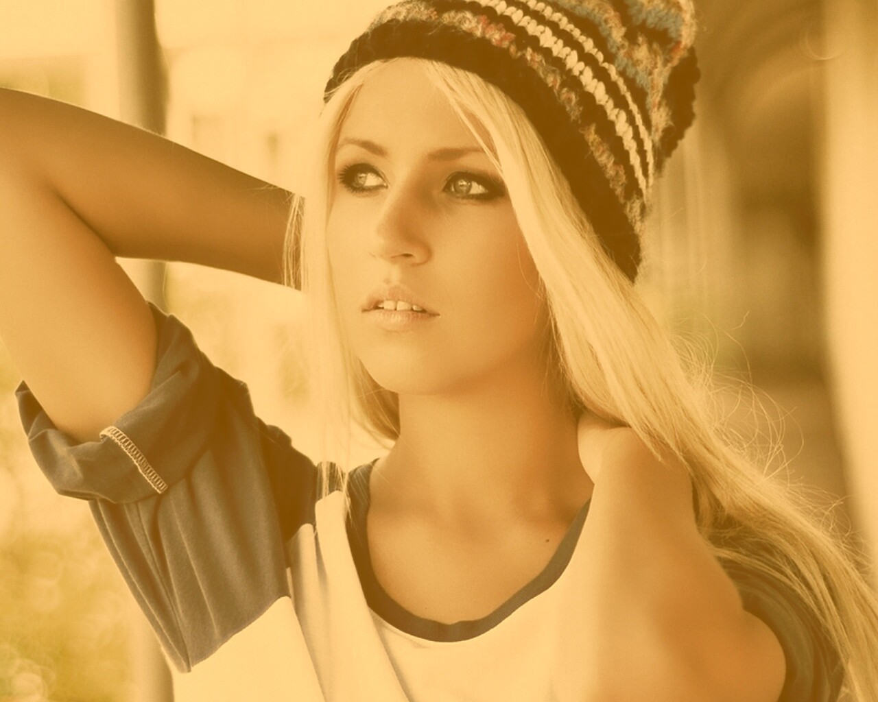 Блондинка в вязанной шапке обои