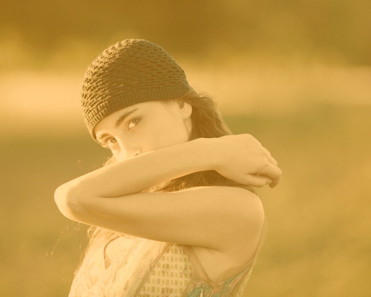 Спрятавшись за сгибом руки обои